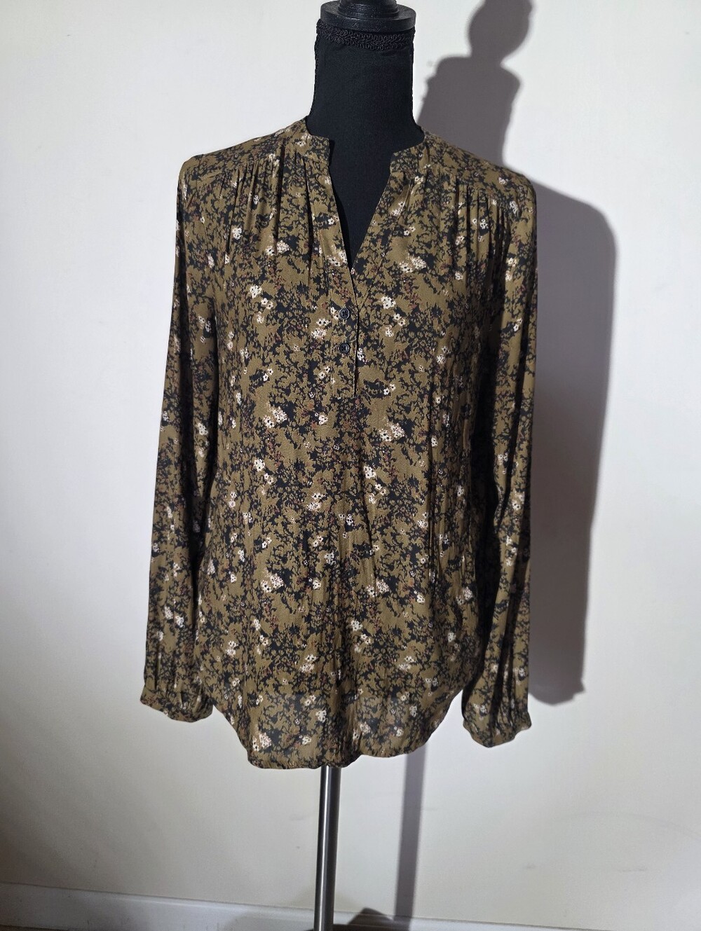 Treasure & Bond-Women's Olive Brown Floral Button-Front Blouse (Size S)